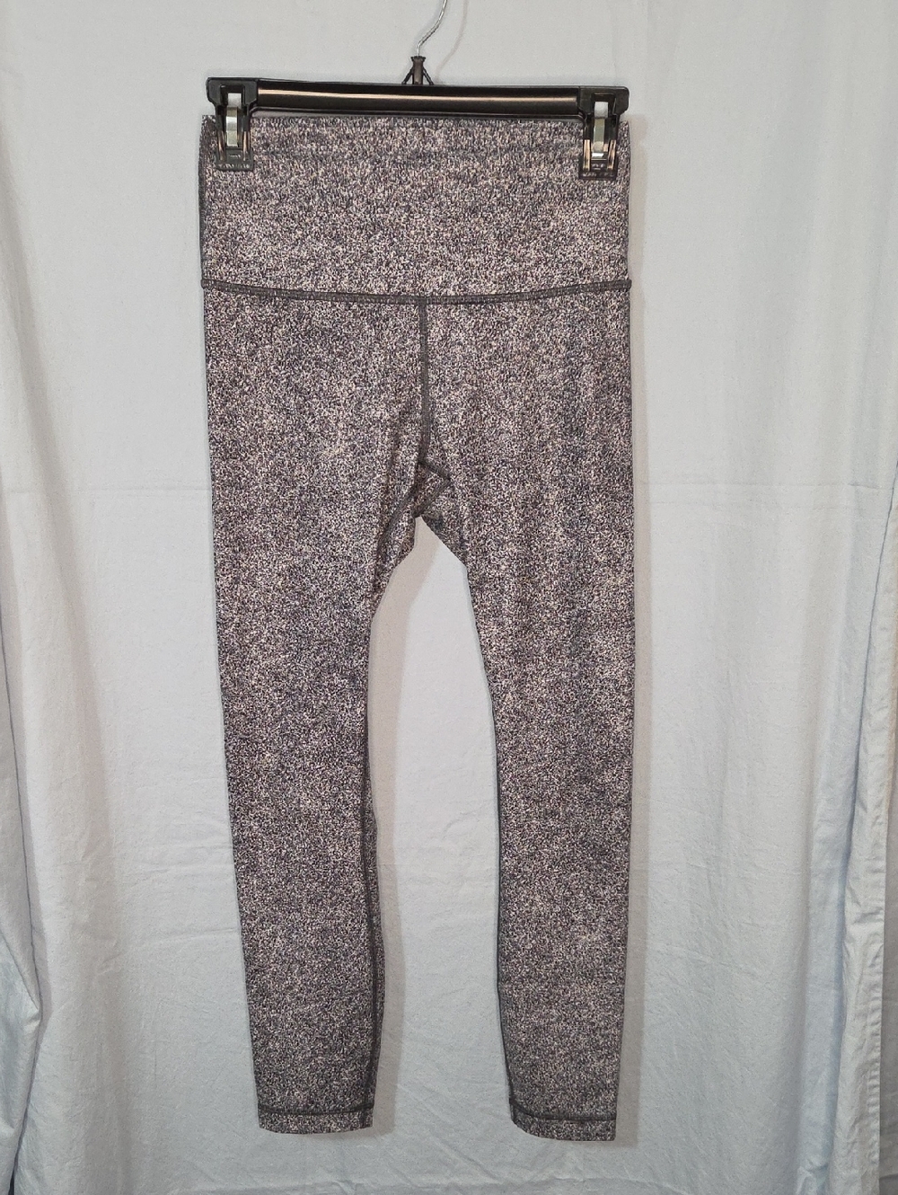 G494. Lululemon High Times 7/8 Pant in Rio Mist White Black - Size 6
